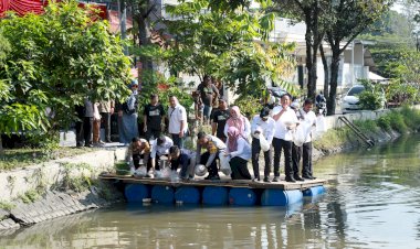 Kolaborasi-Polisi-bersama-PWI-Jaga-Kelestarian-Lingkungan-dan-Ketahanan-Pangan-Tebar-Benih-Ikan-di-Sungai-Jombang