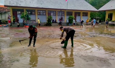 Gotong-Royong-Polisi-dan-TNI-bersama-Warga-Bersihkan-Sisa-Meterial-Banjir-di-Tuban