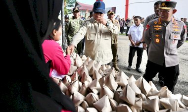 Kapolri-Dampingi-Presiden-Cek-Lokasi-Pengungsian-Korban-Banjir-di-Tapanuli-Tengah