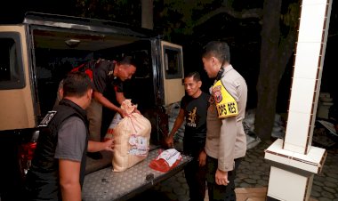Polres-Jember-Salurkan-Bantuan-Sembako-untuk-Warga-Terdampak-Banjir-di-Desa-Pakis